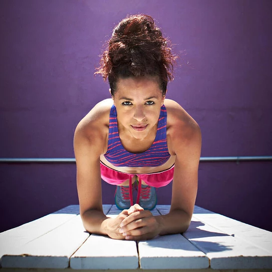 Junge Frau in Sportkleidung macht einen Plank
